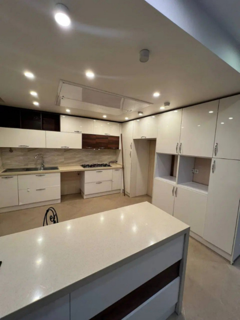 آپارتمان 90 متری دو خوابه در اندرزگو تهران