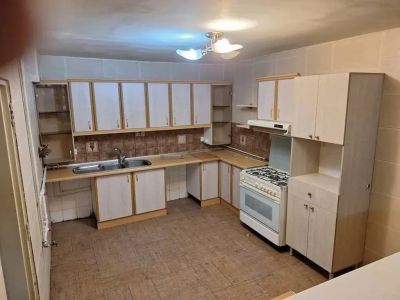 آپارتمان 185 متری سه خوابه در حسین آباد تهران