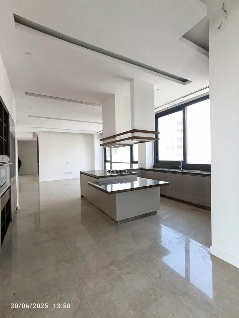 آپارتمان 400 متری چهارخوابه در فرمانیه تهران13586321788