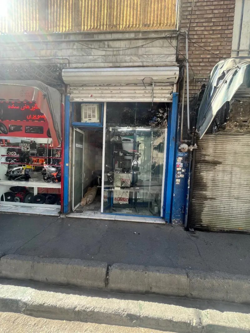 تجاری 15 متری در خیابان هلال احمر تهران13637523164