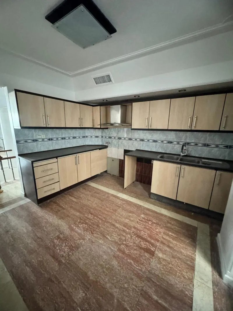 آپارتمان 230 متری سه خوابه در پاسداران تهران13662323654