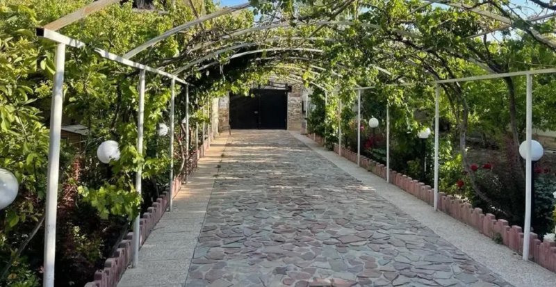 ویلا 1000 متری دو خوابه در چهارباغ کرج13688424304