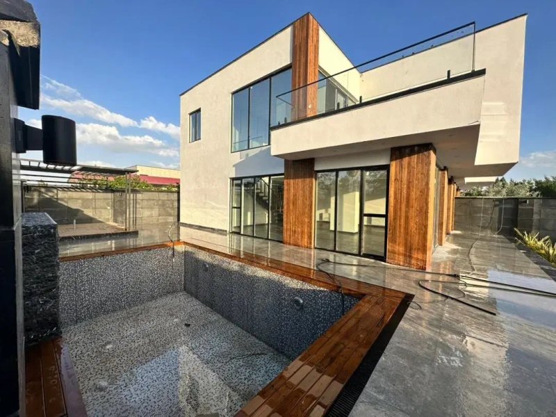 ویلا 500 متری سه خوابه در چهارباغ کرج13689324380