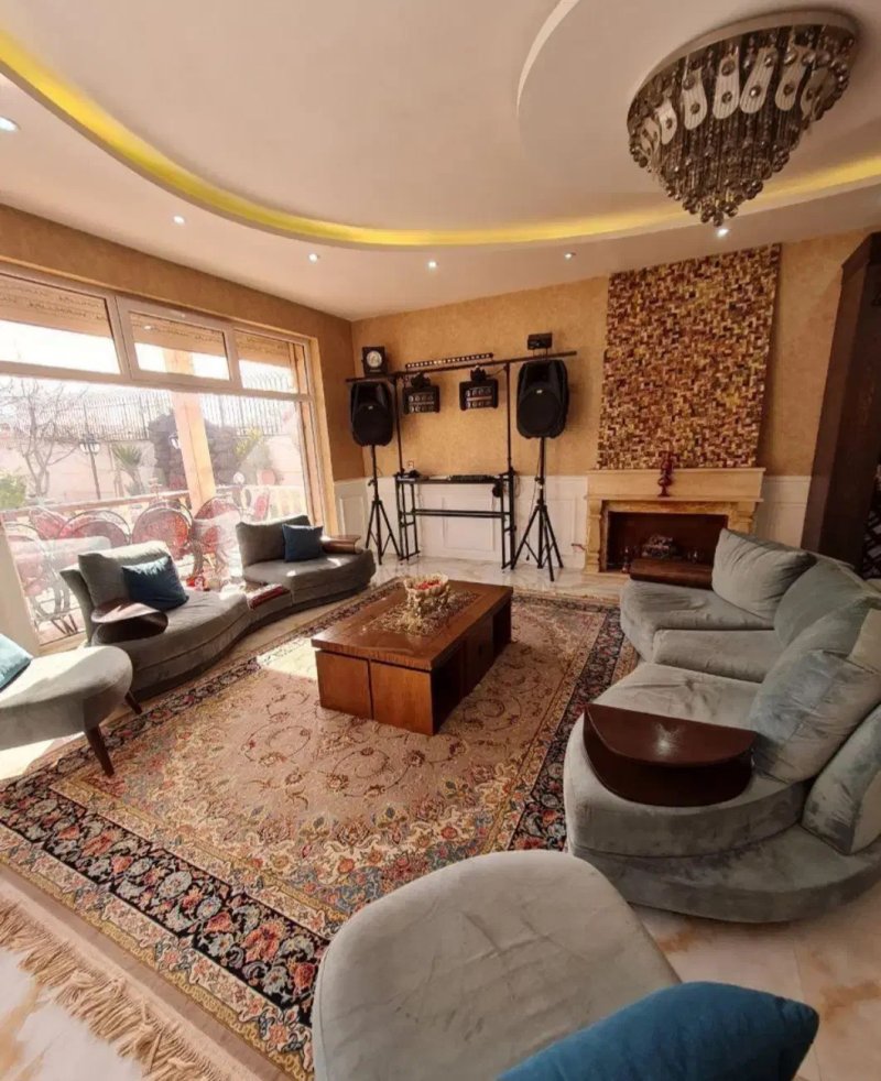 ویلا 1000 متری سه خوابه در چهارباغ کرج13689524397