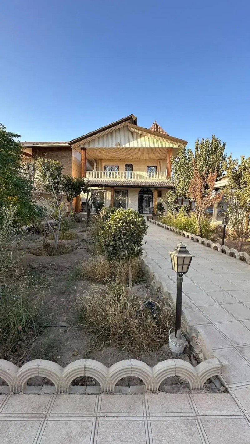 ویلا 1000 متری سه خوابه در چهارباغ کرج13690924469