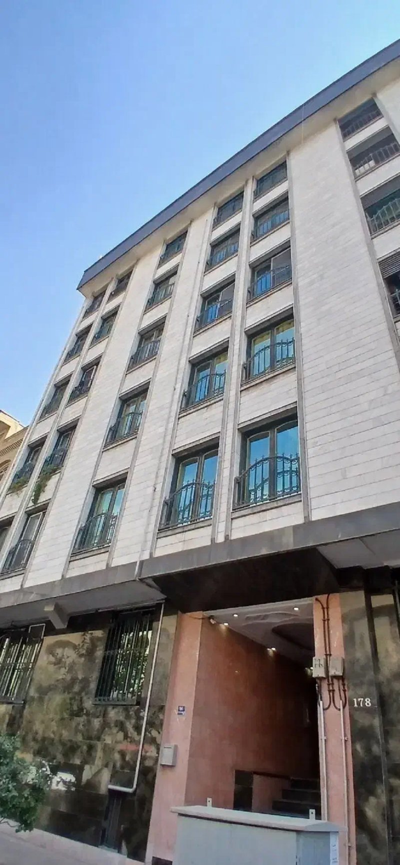 آپارتمان 139 متری سه خوابه در شهرک غرب تهران13707324877