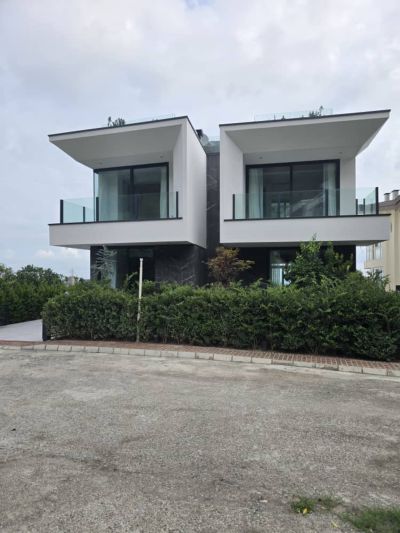 ویلا 1300 متری شش خوابه در نوشهر