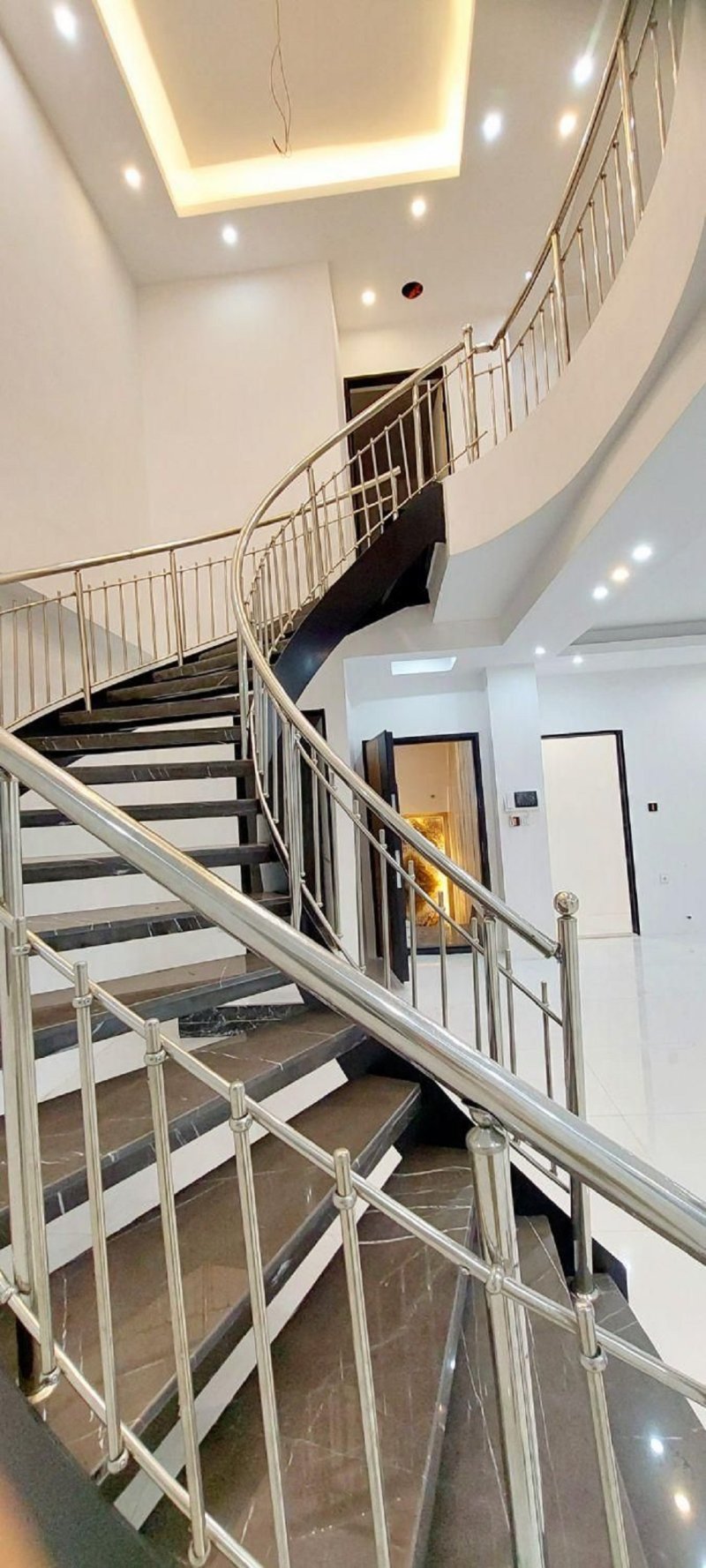 ویلا 375 متری چهارخوابه در خیابان کفشگرکلا قائم شهر13792927170