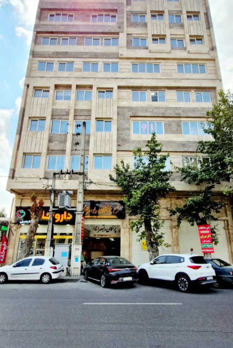 اداری 100 متری دو خوابه در خیابان ساری قائم شهر13793027171