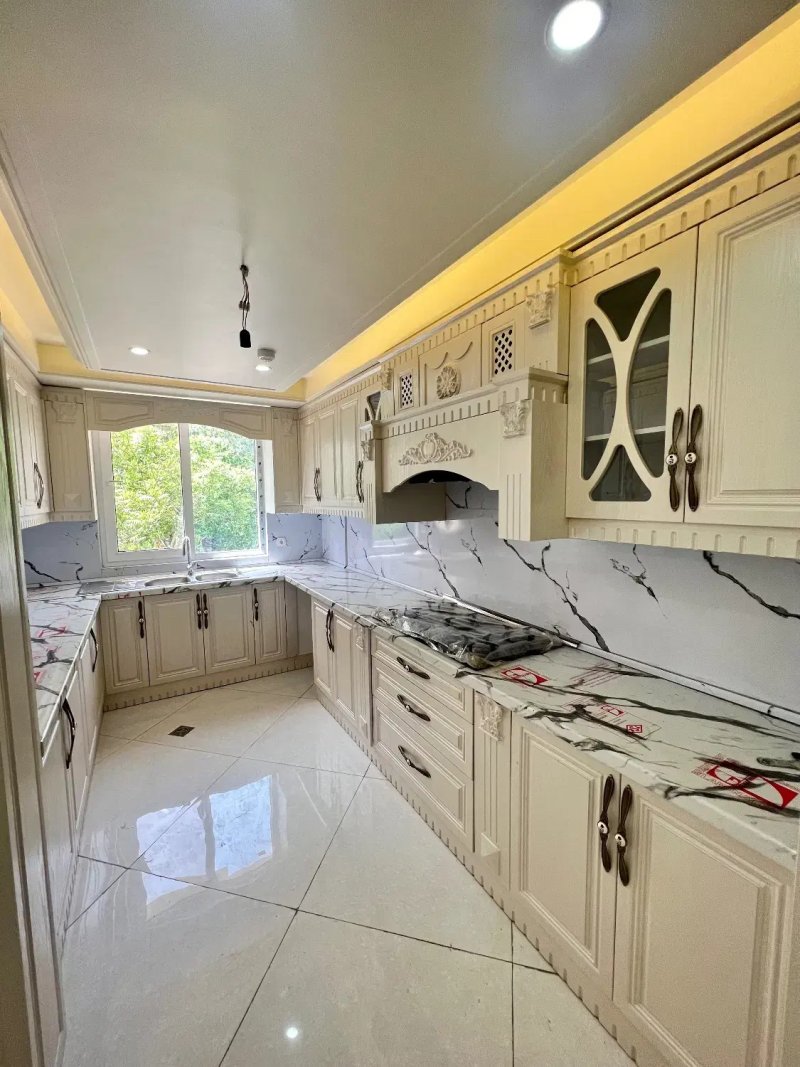 آپارتمان 90 متری دو خوابه در کوی ارم تهران13835028125