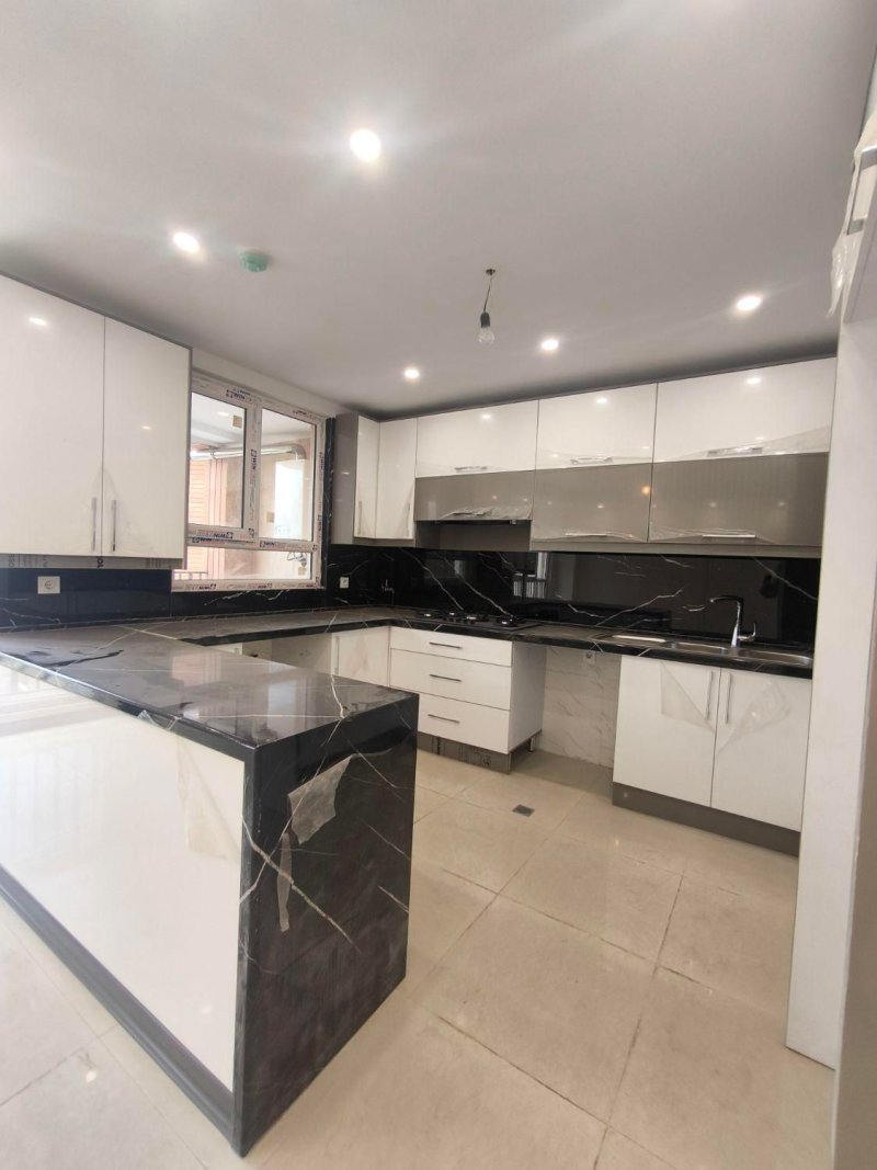 آپارتمان 95 متری دو خوابه در عباس‌آباد تهران13823027977