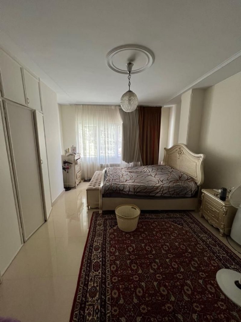 آپارتمان 195 متری سه خوابه در شهرک غرب تهران14184733056