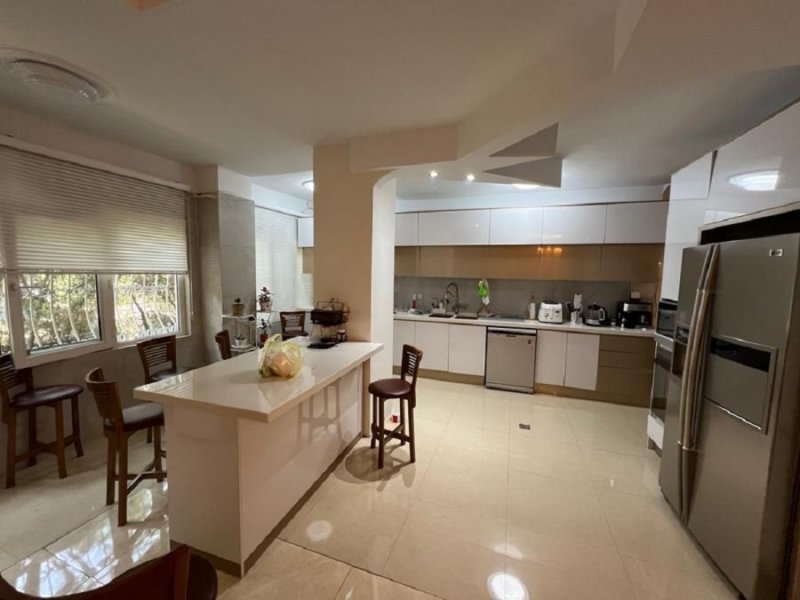 آپارتمان 195 متری سه خوابه در شهرک غرب تهران14184733053